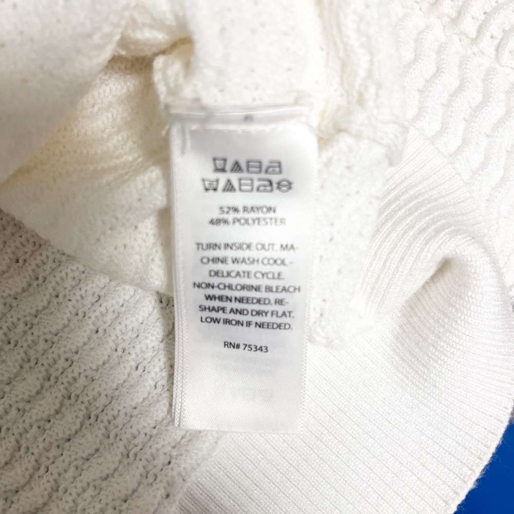 Rachel Zoe White Cardigan Scalloped neckline textured Size XL Gold buttons - Picture 9 of 9